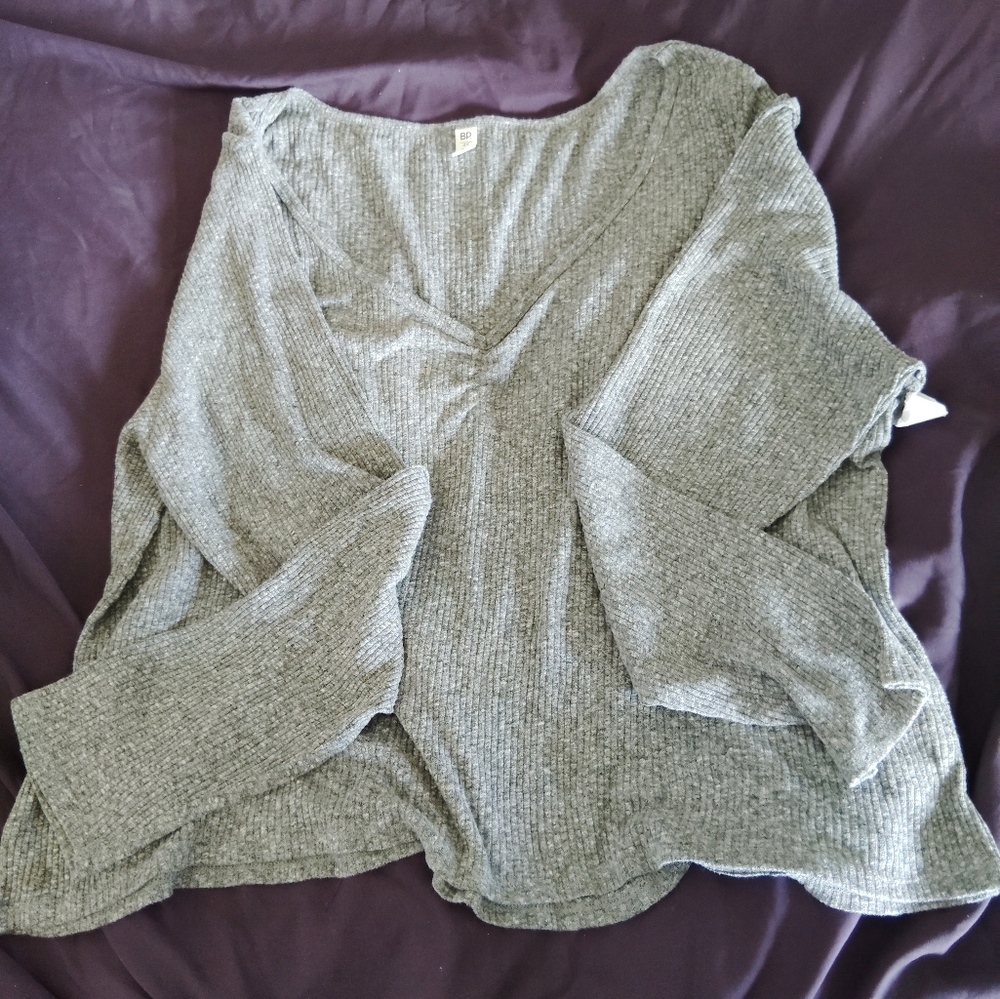 Heathered grey slight long sleeve crop
